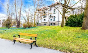 Lavička Vídeňská s loketní opěrkou