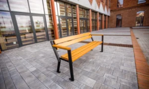 Lavička Gladiator s dřevěnou loketní opěrkou