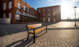 Lavička Gladiator s dřevěnou loketní opěrkou