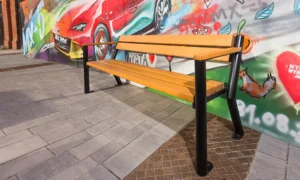 Lavička Gladiator s dřevěnou loketní opěrkou