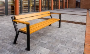 Lavička Gladiator s dřevěnou loketní opěrkou