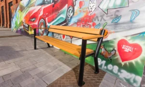 Lavička Gladiator s dřevěnou loketní opěrkou