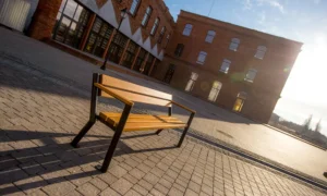 Lavička Gladiator s dřevěnou loketní opěrkou