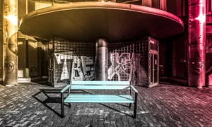 Lavička Gladiator s dřevěnou loketní opěrkou