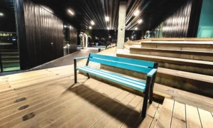 Lavička Gladiator s dřevěnou loketní opěrkou