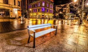 Lavička Gladiator s dřevěnou loketní opěrkou