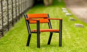 Parková židle Gladiator s dřevěnou loketní opěrkou