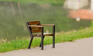 Parková židle Gladiator s dřevěnou loketní opěrkou