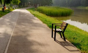 Parková židle Gladiator s dřevěnou loketní opěrkou