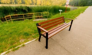 Lavička Gladiator BIS s dřevěnou loketní opěrkou