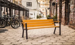 Lavička Gladiator BIS s dřevěnou loketní opěrkou