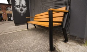 Lavička Gladiator BIS s dřevěnou loketní opěrkou