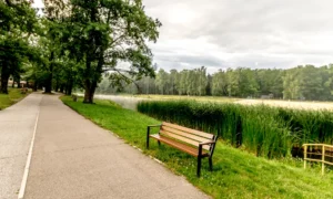 Lavička Gladiator BIS s dřevěnou loketní opěrkou