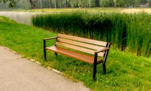 Lavička Gladiator BIS s dřevěnou loketní opěrkou