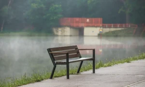 Lavička Gladiator BIS s dřevěnou loketní opěrkou