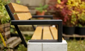 Lavička Roma s loketní opěrkou