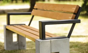 Lavička Roma s loketní opěrkou