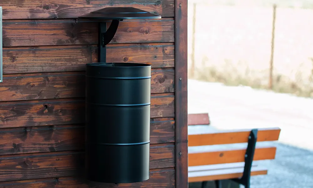 Odpadkový koš - "Urban" se stříškou na zeď