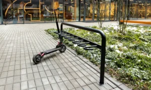 Stojan na skůtry a koloběžky Frida