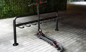 Stojan na skůtry a koloběžky Frida