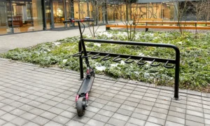 Stojan na skůtry a koloběžky Frida