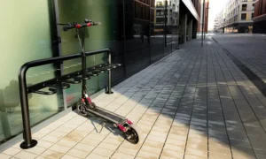 Stojan na skůtry a koloběžky Frida