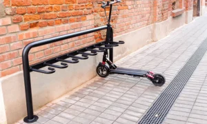 Stojan na skůtry a koloběžky Frida