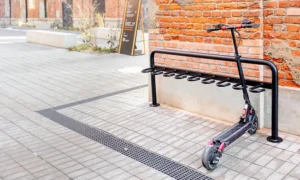 Stojan na skůtry a koloběžky Frida