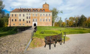 Lavička Agora s prostorem pro invalidní