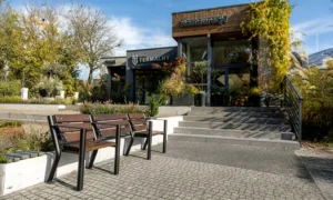 Lavička Agora s prostorem pro invalidní