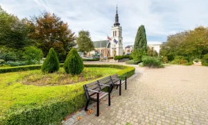 Lavička Agora s prostorem pro invalidní